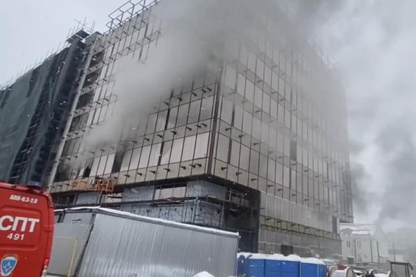 При пожаре на севере Москвы погибли трое строителей