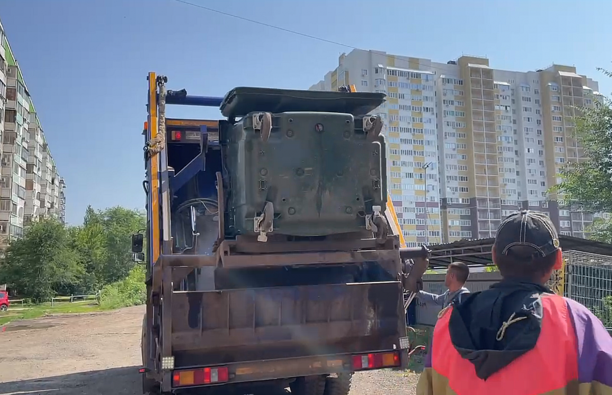 В Оренбурге на вывоз коммунальных отходов ежедневно направляют до 75 единиц спецтехники