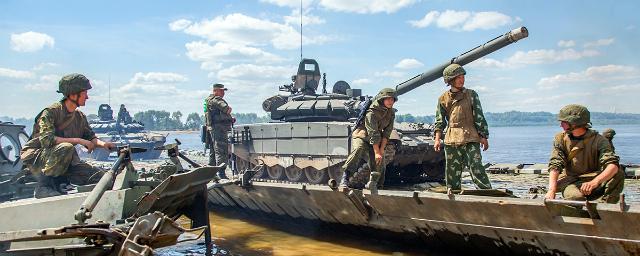 Парад военных подразделений России и Китая дал старт конкурсу АрМИ-2020 «Открытая вода»