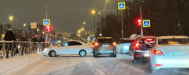 Неубранные дороги стали причиной десятков новых ДТП в Петербурге