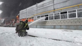 В Барнауле загорелся склад с автомобильными покрышками