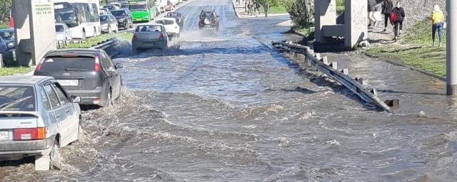 В Екатеринбурге потоп на Щербакова парализовал движение транспорта