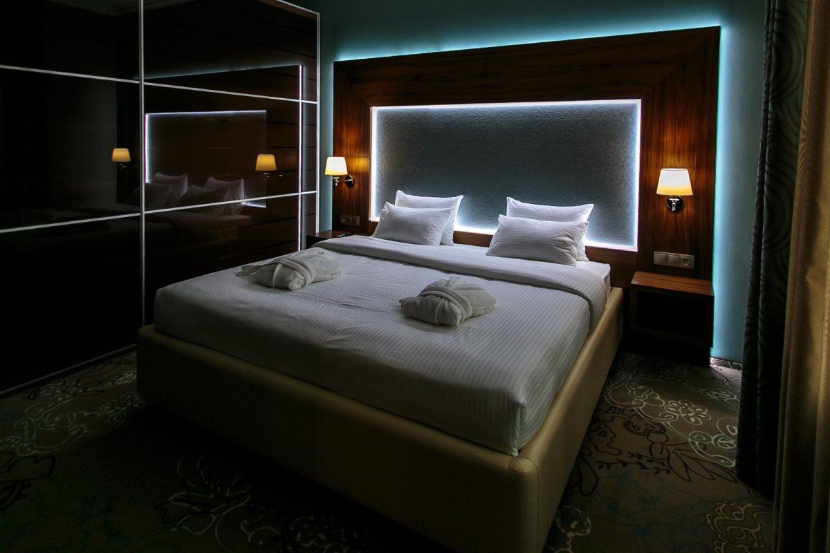Узкая кровать стала причиной конфликта между туристами и отелем