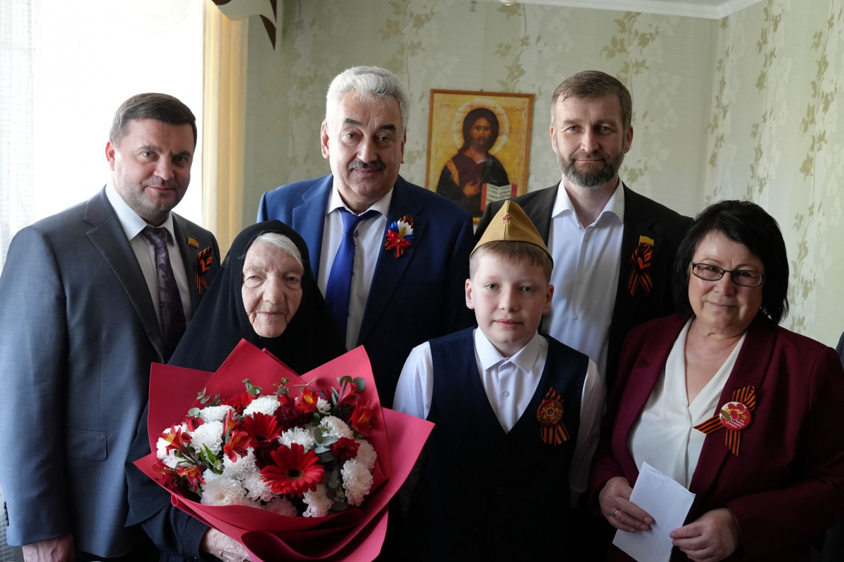 «Низкий поклон за свет, который вы несете людям»: Спикер Госсовета Чувашии Леонид Черкесов поздравил блокадницу Нину Четыркину с Днем Победы