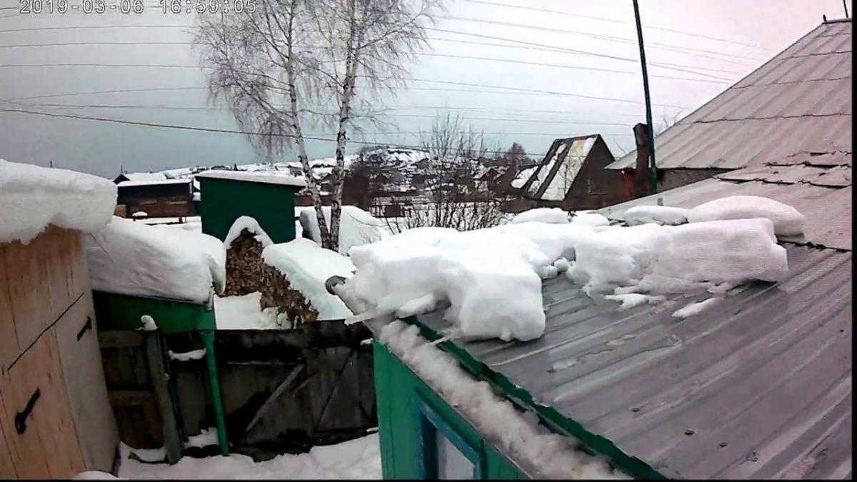 В Туапсинском районе восемь человек покинули дом из-за повреждения крыши снегопадом
