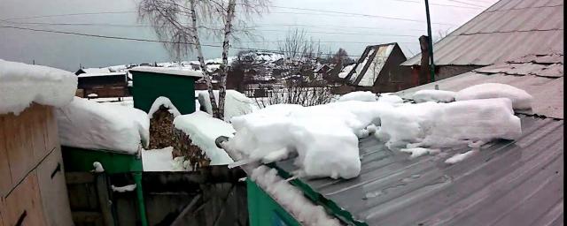 В Туапсинском районе восемь человек покинули дом из-за повреждения крыши снегопадом