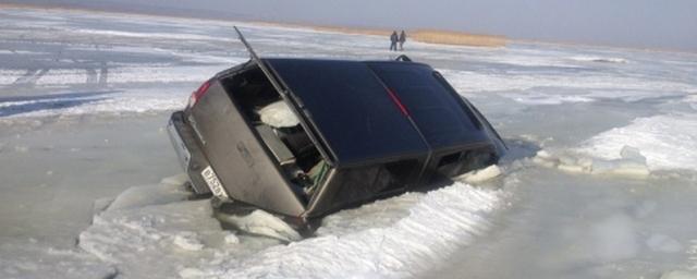 В Усть-Курдюме на Волге под лед провалилась LADA Granta