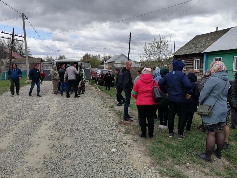 Жители ульяновского поселка Вешкайма простились с расстрелянными в детсаду