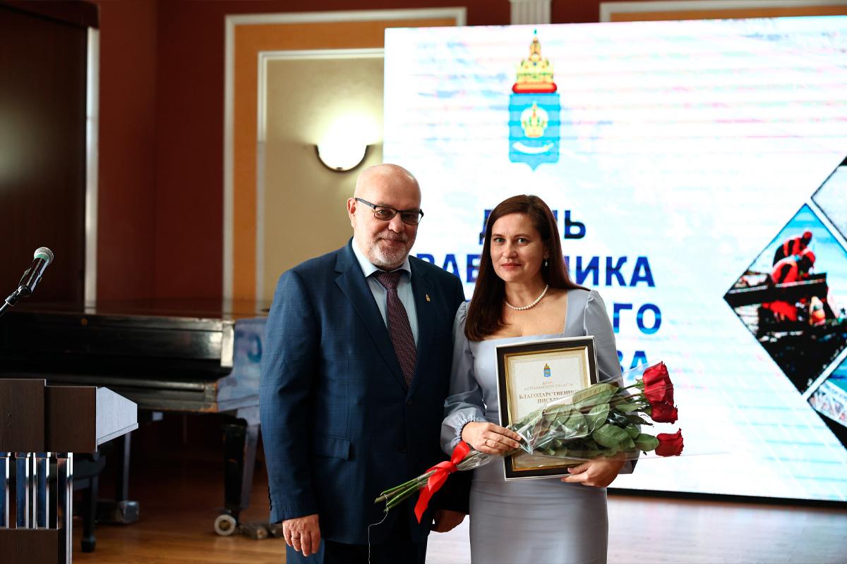 Первый вице-спикер Думы Астраханской области Виталий Гутман в преддверии Дня работников дорожного хозяйства поздравил лучших представителей отрасли