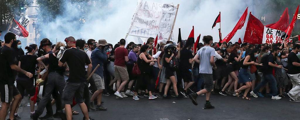 47 человек задержала полиция Афин на митинге против обязательной вакцинации