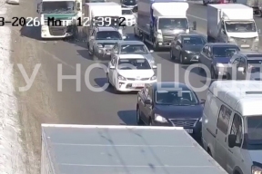 В центре Новосибирска грузовик столкнулся с легковушкой