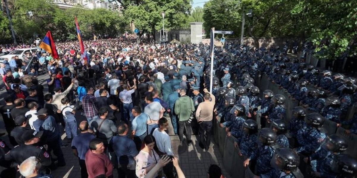 Бунт в Армении: митингующие начали акции гражданского неповиновения