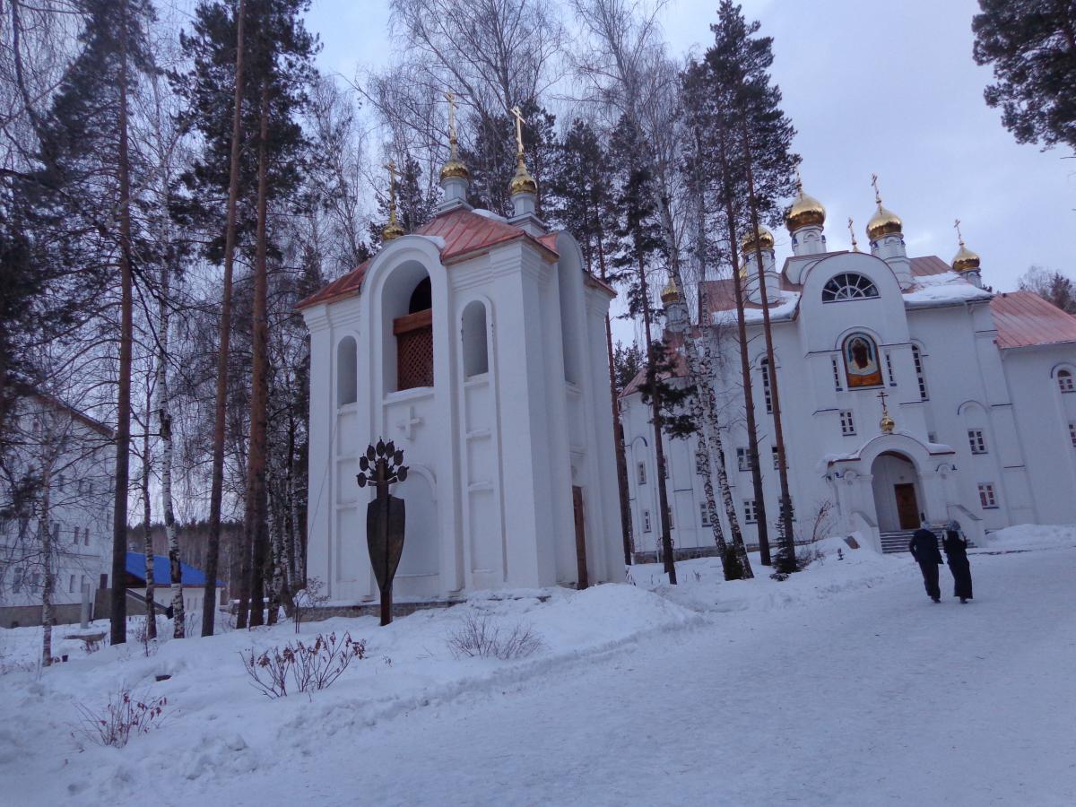 Приставы начали выселять жителей захваченного монастыря на Урале