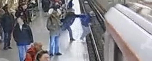 В Москве мужчина толкнул подростка под поезд на станции метро «Киевская»