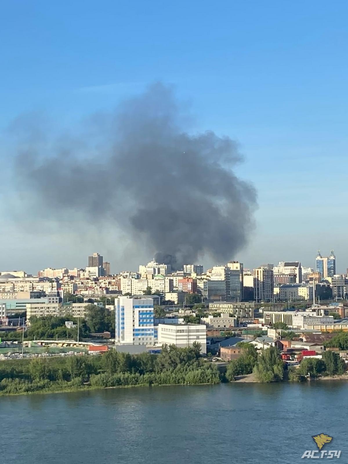 Крупный пожар в районе ТРЦ «Аура» произошел в Новосибирске