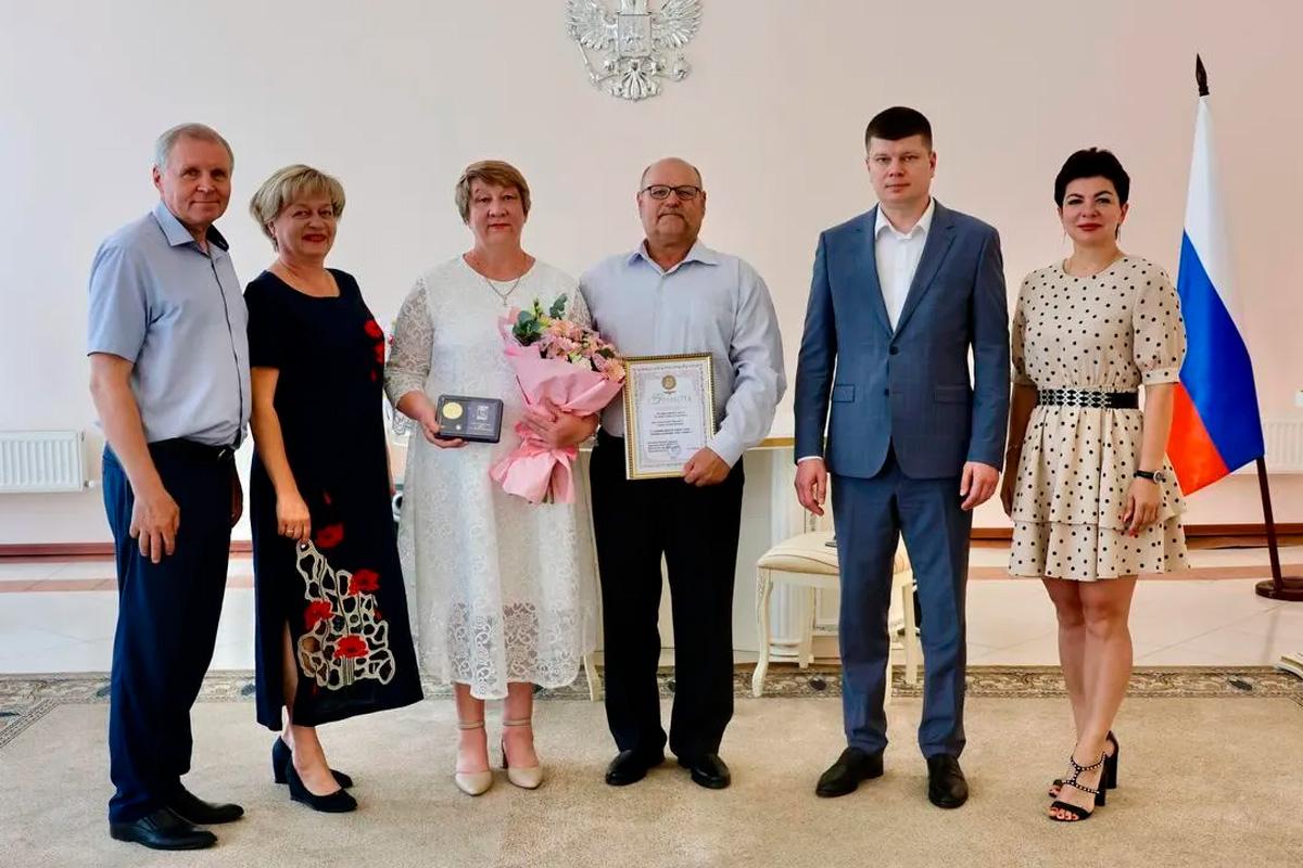 За любовь и верность: в Подмосковье отметили приёмную семью с 40-летним стажем