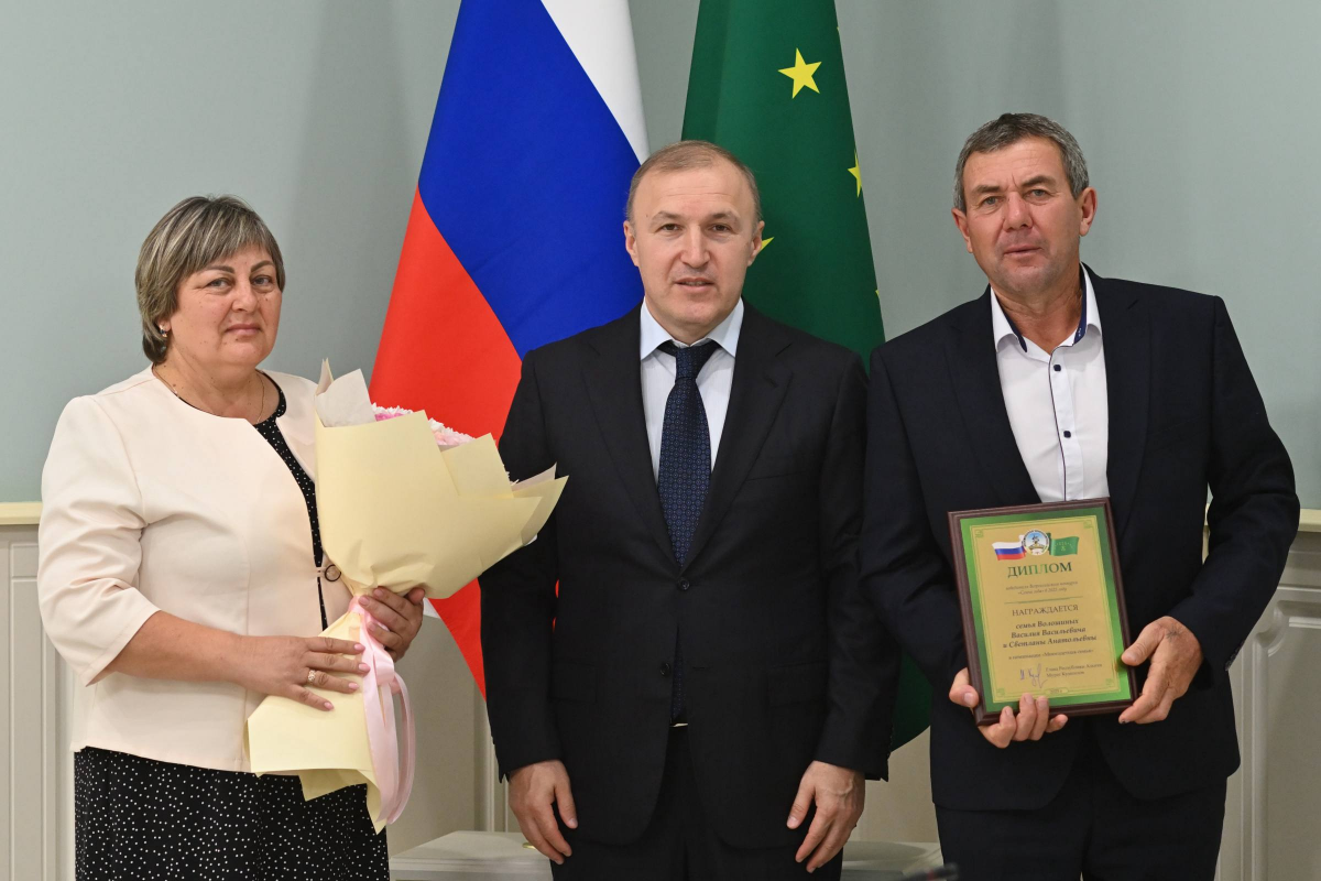 Глава Адыгеи Мурат Кумпилов поздравил лауреатов Всероссийского конкурса «Семья года»