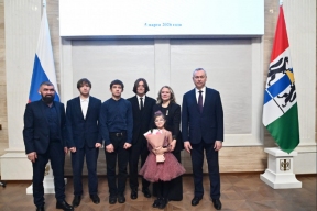 «Материнская доблесть»: губернатор Новосибирской области Андрей Травников вручил награды 15 многодетным мамам