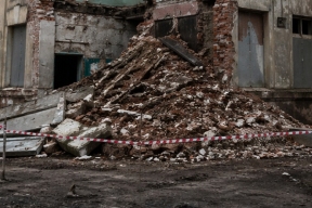 В Петербурге обрушилась стена исторического здания на Лесном проспекте
