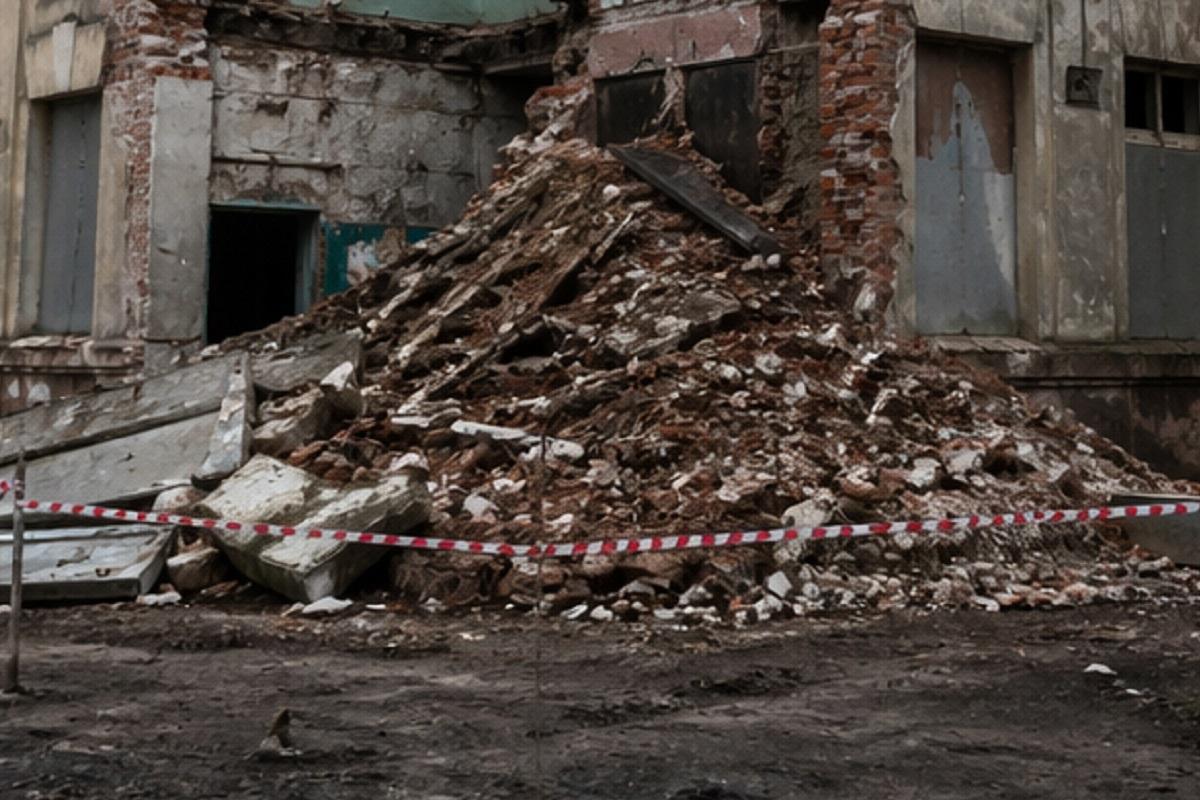 В Петербурге обрушилась стена исторического здания на Лесном проспекте