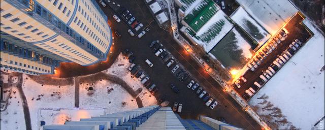 Девочка погибла после падения с крыши дома в Петербурге