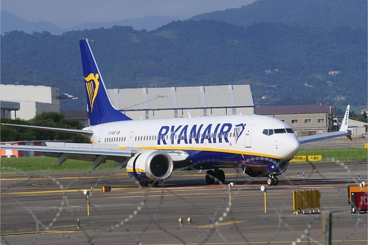 Авиакомпания Ryanair оскандалилась из-за недопуска на борт самолета мужчины