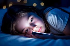 Родители в телефонах, дети в смартфонах: Кто воспитает следующее поколение — мама или алгоритм?