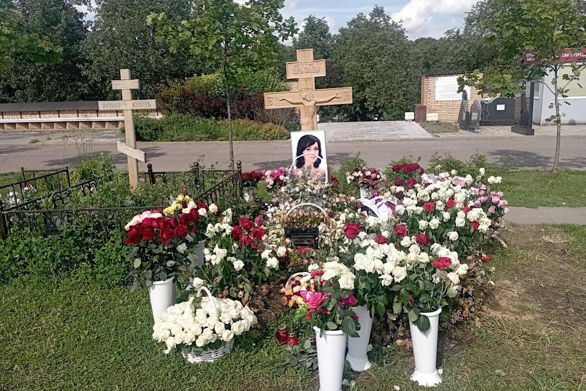 Муж Заворотнюк пришел с Навкой на кладбище в годовщину смерти актрисы