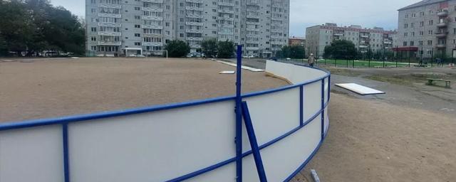 В Кызыле на территории школы №1 идёт монтаж новой хоккейной коробки