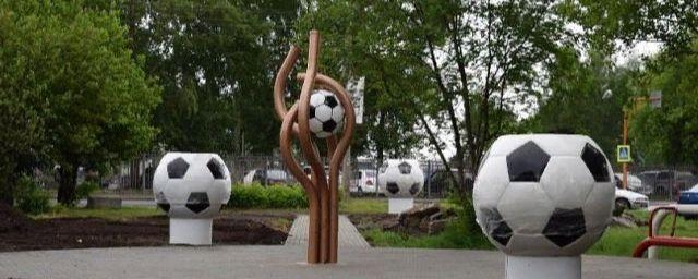 В Барнауле установили вазоны в виде футбольных мячей