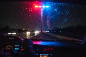 Красно-синие огни на трассе. Как водителей заставляют бояться пустого столба. Это гениально