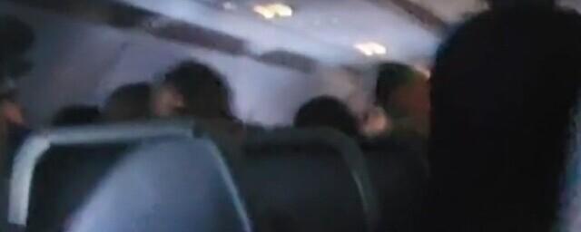Самолёт Frontier Airlines совершил вынужденную посадку в Денвере из-за конфликта двух пассажирок