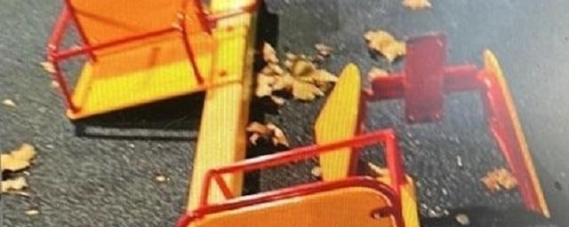 Мэр Новороссийска призвал найти виновных в поломке качелей на новой детской площадке