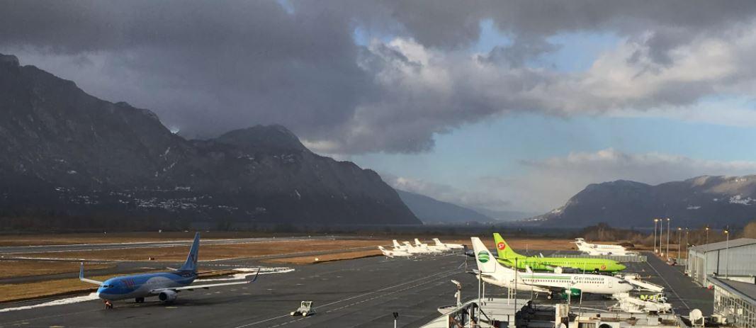 Аэропорт Катании на Сицилии приостановил работу из-за извержения вулкана Этна