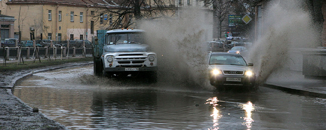 Санкт-Петербург вечером в субботу заливает сильнейшим дождём