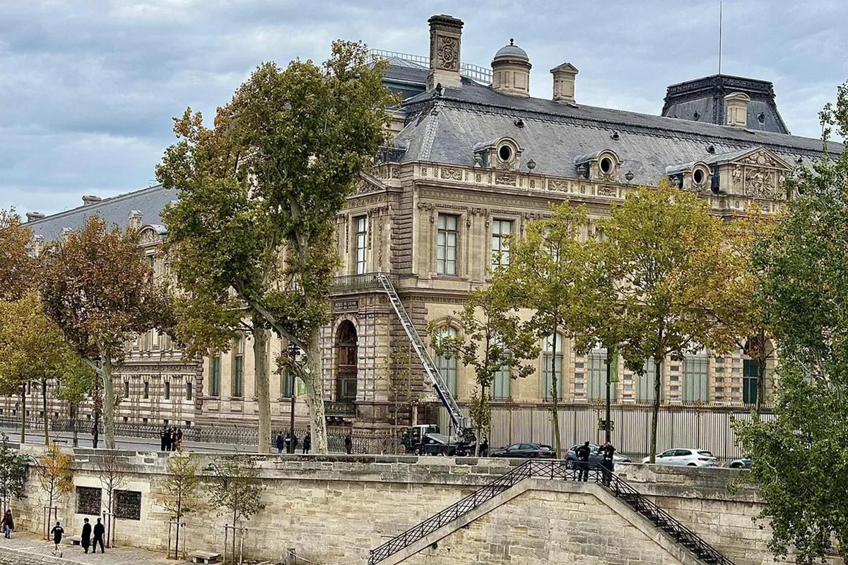 Ограбление Лувра: юрист Жданов назвал кражу украшений Жозефины итогом кризиса полиции