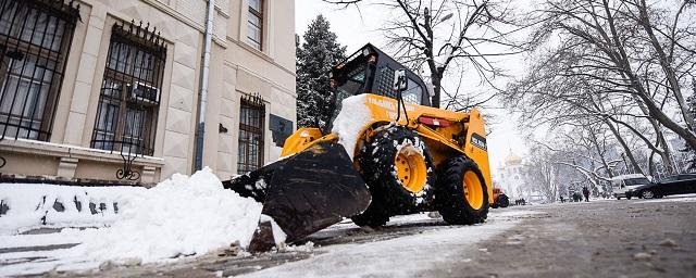 Петербуржцы в Сети жалуются на заснеженные грязные улицы и отсутствие снегоуборочной техники