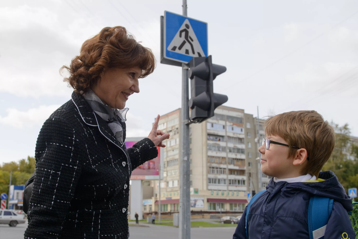 Учит дорожный. Родители и Дели на дороге. Дети на дороге. Дети пешеходы. Ребенок и взрослый на дороге.