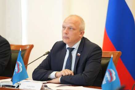 «Объекты образования, дороги и общественные пространства – на особом контроле»: Спикер Заксобрания Роман Заварин принял участие в совещании по реализации Народной программы