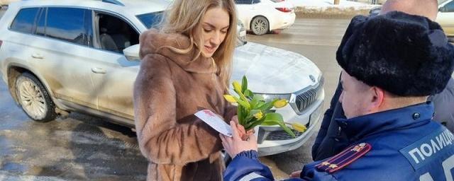 Вологодские инспекторы ГИБДД дарят девушкам цветы