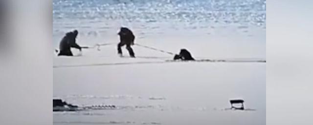 Под Новосибирском спасли провалившегося под лёд рыбака