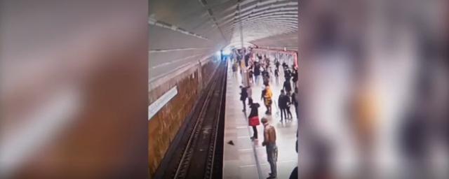Погибший в метро Москвы пассажир хотел удержать падающего под поезд мужчину