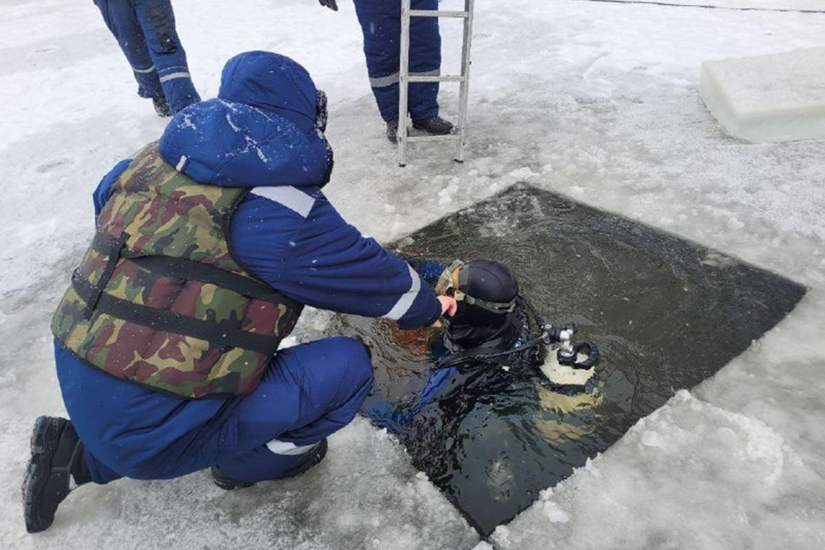 В Брянске к масштабным поискам детей, провалившихся под лед на Десне, подключили подводные камеры