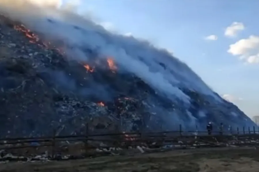 Под Калининградом загорелся крупный мусорный полигон в Ельняках