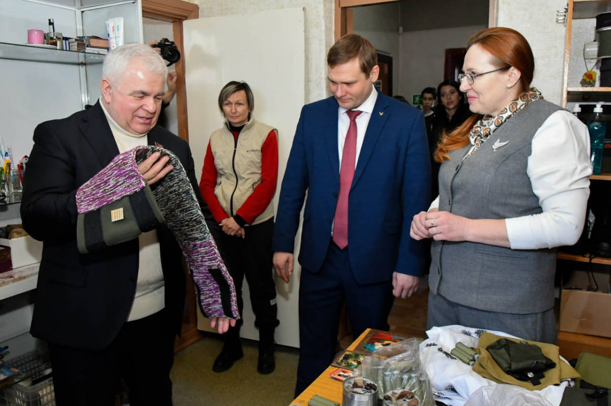 Глава Хакасии Валентин Коновалов и депутат Госдумы Казбек Тайсаев поблагодарили волонтеров организации «Золотые руки ангела» за помощь фронту