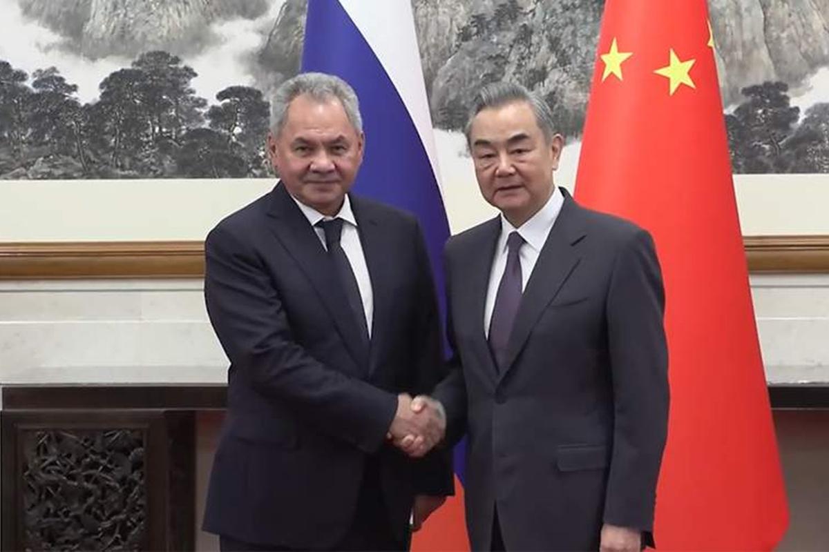 Встреча Ван И и Шойгу: стратегические консультации и безвизовый режим