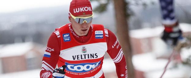 Александр Большунов победил в гонке на 15 км свободным стилем на втором этапе Кубка России