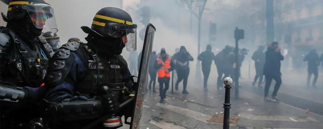 Полиция в Париже применила слезоточивый газ во время разгона протестующих у посольства Ирана