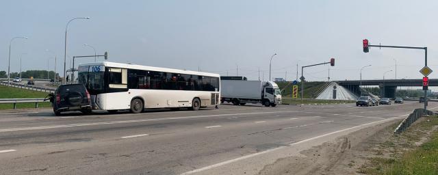 Рейсовый автобус с пассажирами попал в ДТП с внедорожником в Новосибирском районе