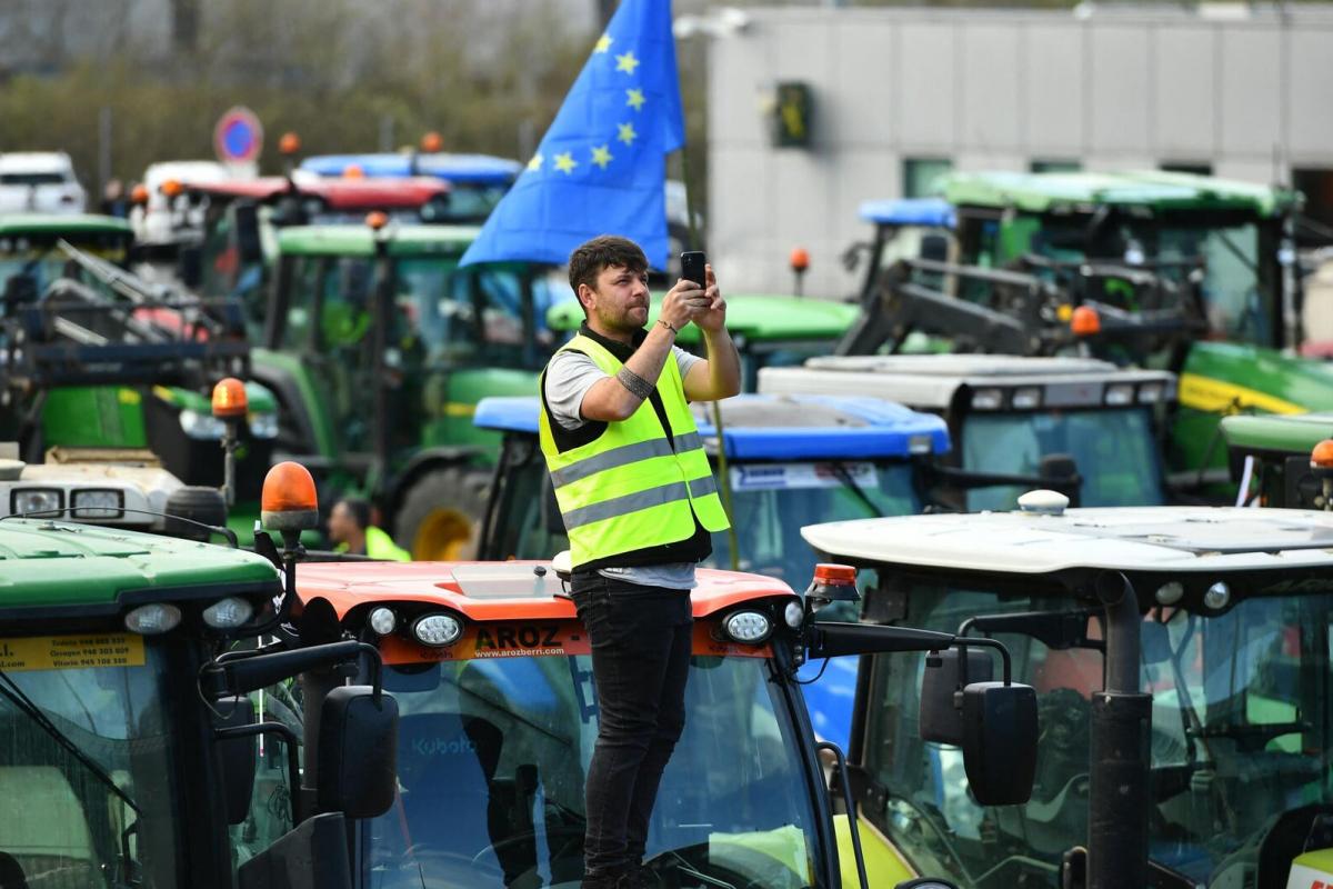 На протестах фермеров во Франции пострадали девять человек